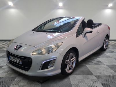 la voiture blanche est garée dans le garage sur le sol en damier