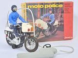 une moto miniature avec un homme dessus et une boîte