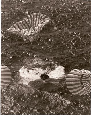 Plusieurs parachutes survolent l'océan.
