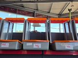 une rangée de machines orange et grises exposées dans un magasin