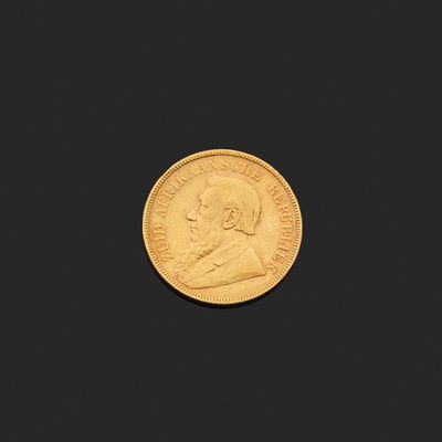 gros plan d'une pièce d'or sur fond noir