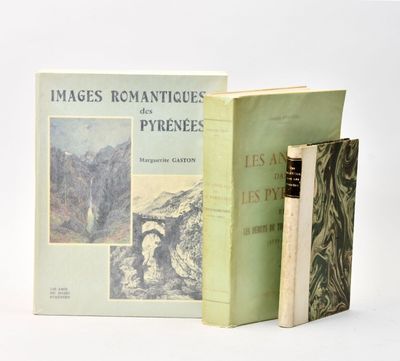 deux livres posés l'un sur l'autre sur une surface blanche