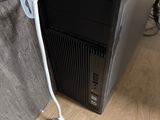 un ordinateur posé sur un bureau, branché par un câble