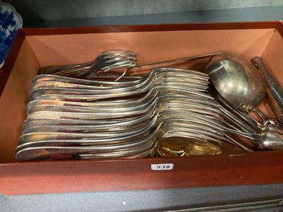 de nombreuses cuillères, rangées dans une boîte posée sur le comptoir