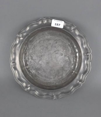une plaque en argent sur laquelle est apposée une étiquette portant la mention « v2 »
