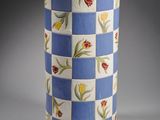 un vase bleu et blanc orné de fleurs peintes