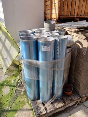 de nombreuses canettes de soda posées sur une palette