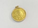 gros plan d'une pièce d'or sur une surface blanche