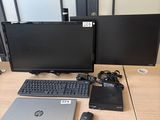 un bureau équipé de deux écrans, d'un ordinateur portable, d'une souris et d'un clavier