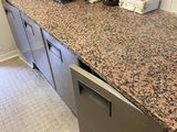 une cuisine équipée d'une cuisinière, d'un lave-vaisselle et d'un lave-vaisselle