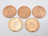 quatre types de pièces différents sont présentés sur une surface blanche