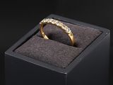 un gros plan d'une bague dans une boîte noire posée sur une surface noire