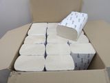 plusieurs rouleaux de papier toilette dans une boîte en carton