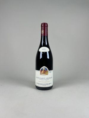 la bouteille de vin rouge est posée sur la table