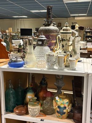 de nombreux vases sur une étagère dans un magasin