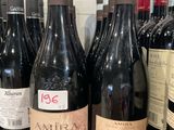 des bouteilles de vin sont alignées sur une étagère dans un magasin