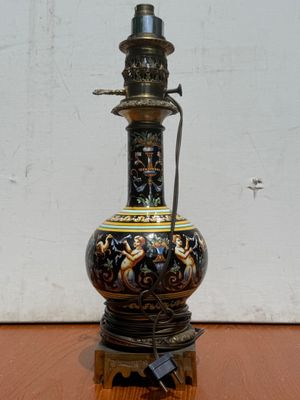 une lampe posée sur une table devant un mur