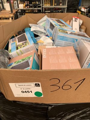 une boîte en carton remplie de livres au milieu d'un magasin