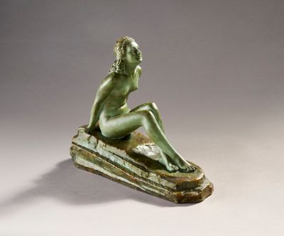 statue en bronze représentant une femme assise sur un rocher, la main posée sur le menton