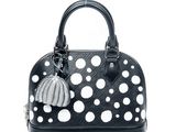 sac à main à pois noirs et blancs orné d'un pompon