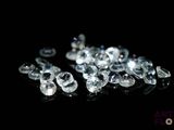 de très jolis diamants sur une surface noire, avec un fond noir