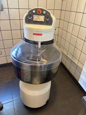 une photo d'un mixeur dans une cuisine aux murs carrelés
