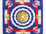 une image représentant une écharpe bleue et rouge ornée d'un médaillon doré