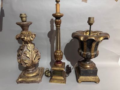 trois bougies placées l'une à côté de l'autre sur une table