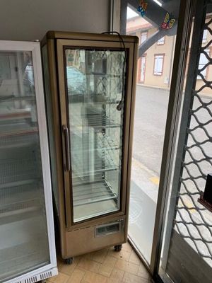 une porte vitrée ouverte dans une pièce
