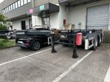 un camion qui est garé dans un parking