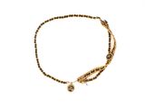 gros plan d'un bracelet sur fond blanc