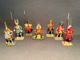 sept figurines représentant différents types de soldats sont exposées
