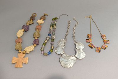 beaucoup de colliers et de bracelets posés sur une table