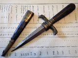un couteau et un stylo posés sur une feuille de papier