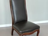 fauteuil recouvert de cuir dans une pièce aux murs gris