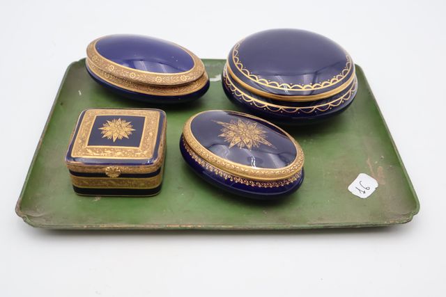 Quatre bonbonnières en porcelaine bleu de four dont trois avec in...