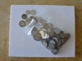 un sac de pièces de monnaie posé sur une table