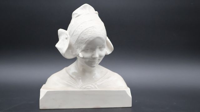 HENRI PERNOT (1859-1937). Manufacture de Sèvres. Buste de jeune h...
