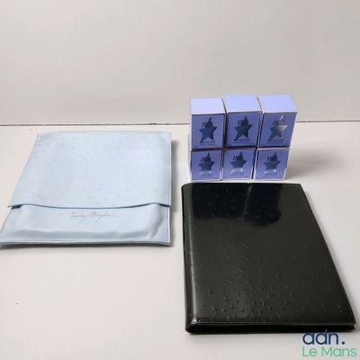 une photo d'un téléphone portable et d'un portefeuille posés sur une table