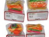 six sacs contenant des jouets en plastique de toutes sortes sont posés sur une surface blanche
