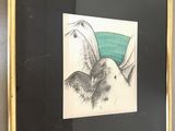 une photo d'une photo représentant un oiseau accrochée au mur