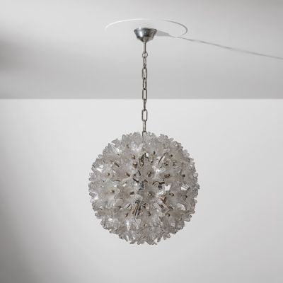 lustre en forme de boule de fleurs, muni d'une chaîne