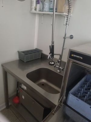 une cuisine équipée d'un évier, d'une cuisinière et d'un lave-vaisselle