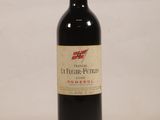 une bouteille de vin posée sur une table