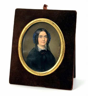 portrait d'une femme en robe noire à col blanc