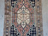 un vieux tapis est posé sur le sol d'une pièce