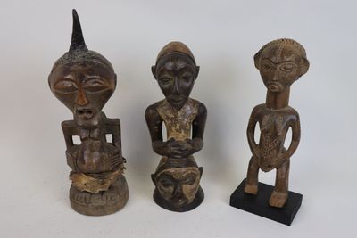 Lot de trois statuettes dont Fétiche Songye, Statue Tabwa RD…