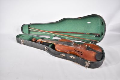 un violon dans un étui avec un archet à l'intérieur