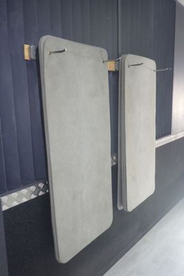 deux miroirs accrochés au mur de la salle de bains