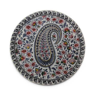 une image représentant une assiette décorative ornée d'un motif paisley